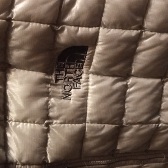 Men's North Face Puffer Vest - Picture 3 of 8